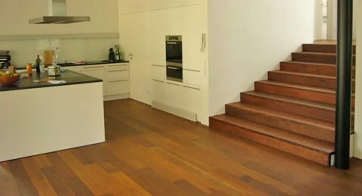 Offene Wohnküche mit Massivholztreppe