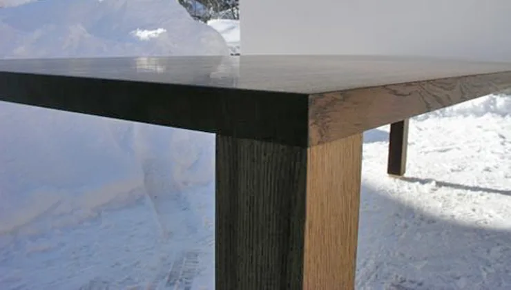 Detail einer Tischecke aus dunkler Eiche