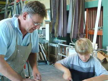 Franz Hölz bei der Arbeit in der Werkstatt
